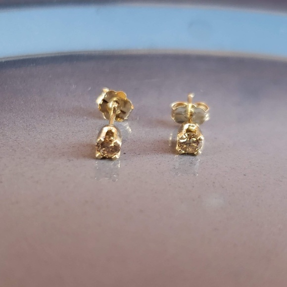 14K Yellow Gold Round Diamond Stud Earrings - Picture 1 of 2
